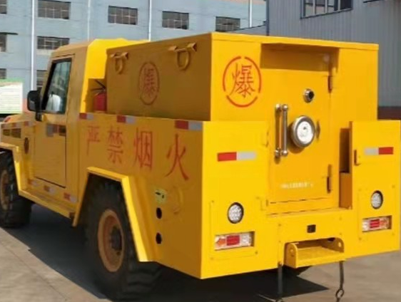 宝安凯龙爆破器材运输车：保障爆破任务的安全运行